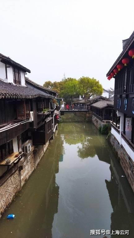 内蒙古海拉尔现“寒夜灯柱”奇观:光柱竖立夜空如科幻大片